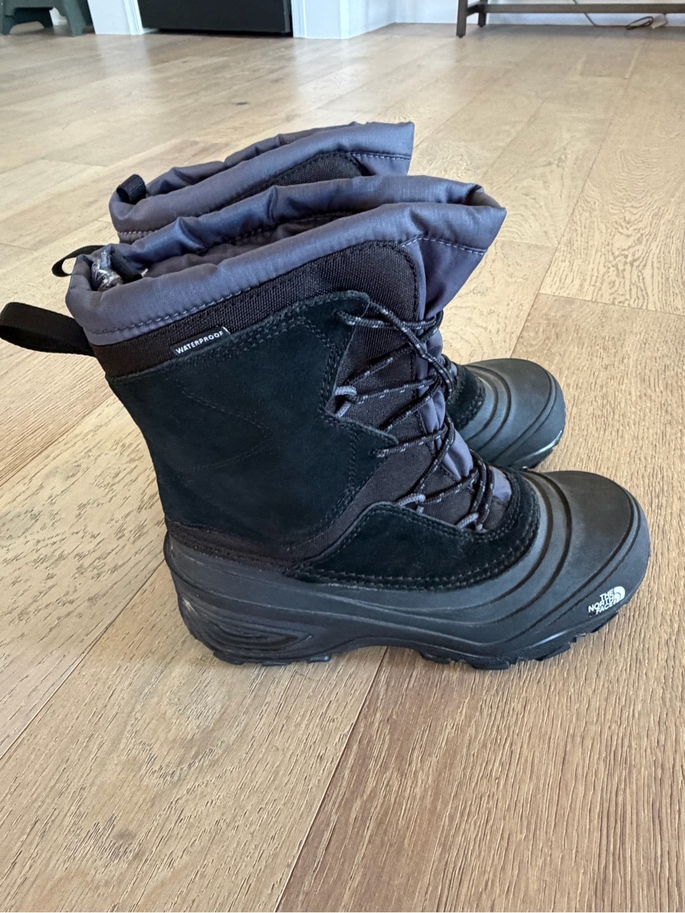 The North Face Kids Alpenglow V Waterproof Boots in Black Size 6
